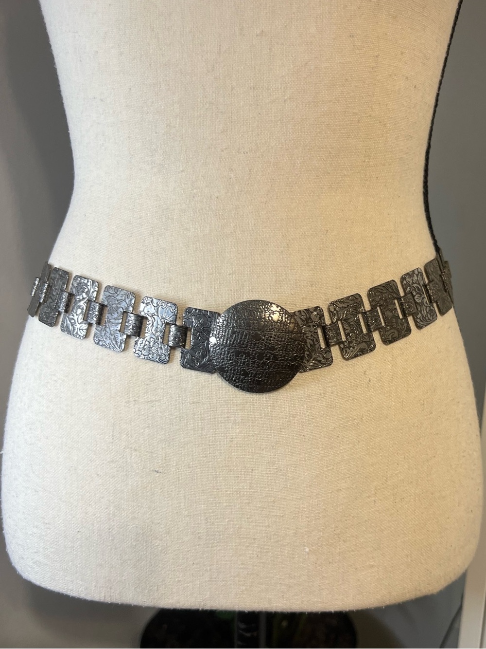 Vintage Textured Silver-Link Waist Belt with Central Medallion